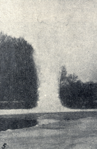 98322 Afbeelding van een opspuitende waterzuil na een ontploffing van een mijn van 2 kg. dynamiet, geplaatst 1 meter ...